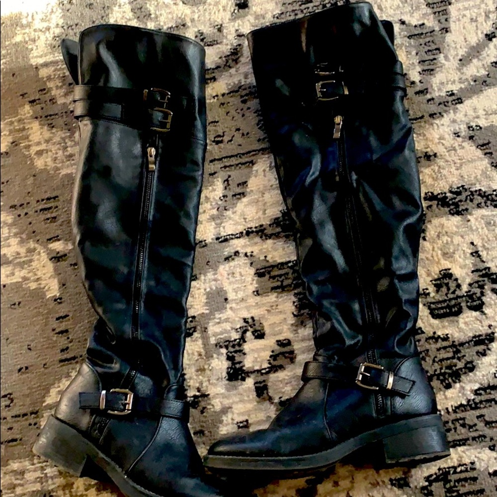 Talk black boots with cute buckles